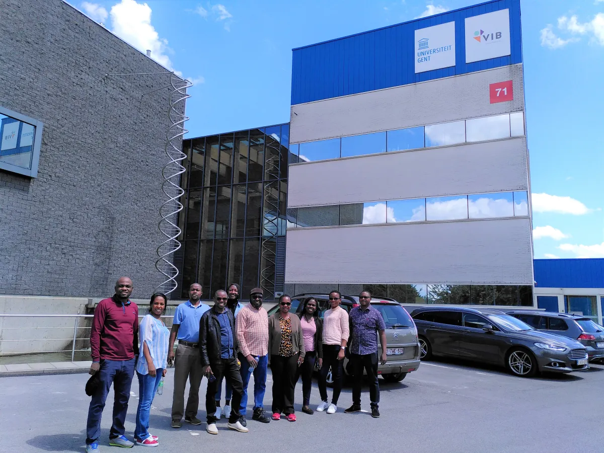 a group photo of the maize summer course alumni, after their phenotyping class at VIB